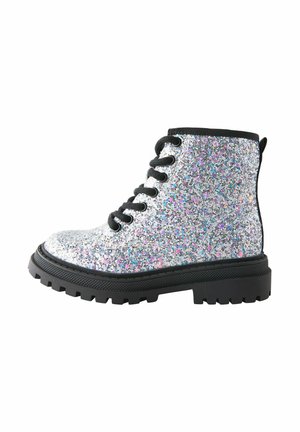 Stivaletti argento glitterati con suola in gomma nera, punta tonda e lacci neri; ricoperti di accenti scintillanti multicolori.