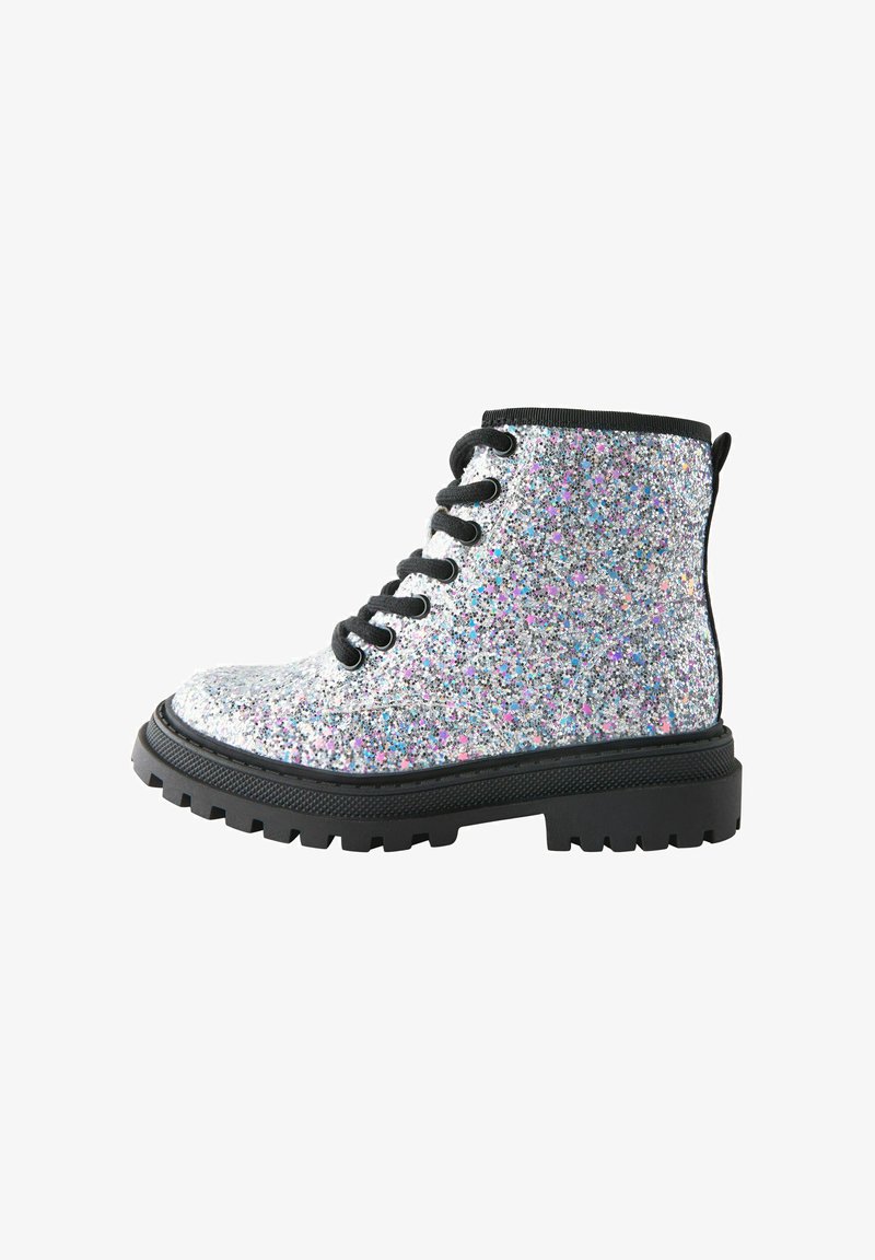 Silberner glitzernder Schnür-Stiefelette mit schwarzer grober Gummisohle und schwarzer Paspelierung auf weißem Hintergrund.