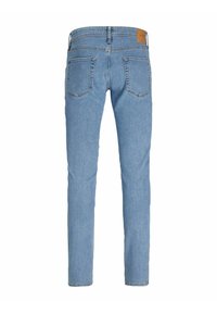 Hellblaue Jeans aus Denim, von hinten gezeigt, mit zwei Taschen, Gürtelschlaufen und einem braunen Lederetikett der Marke am Bund.