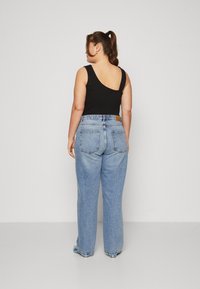 Vero Moda Curve VMRYLEE - Straight leg jeans - medium blue denim