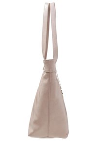 Borsa a tracolla in finta pelle beige di forma triangolare, con base piatta e due lunghe cinghie. Caratterizzata da hardware a catena collegata e superficie texturizzata.
