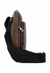 Borsa a tracolla in pelle sintetica marrone con chiusura con zip, tracolla nera regolabile con logo in rilievo e forma rettangolare elegante.