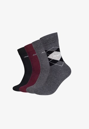 Quatre paires de chaussettes en noir, bourgogne et deux nuances de gris. Une paire présente un motif argyle avec un logo. Texture tricotée et bords côtelés.