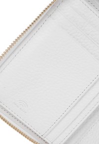 Billetera de cuero blanco con superficie texturizada, cierre de cremallera dorada y tres compartimentos para tarjetas. Presenta un logo grabado "RFID Safe".