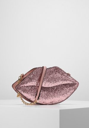 Clutch rosa glitter a forma di labbra, con una tracolla in pelle liscia e dettagli in catena dorata. Include una chiusura con zip.