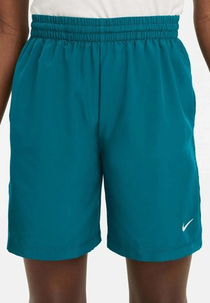 Person trägt türkisfarbene Sportshorts mit elastischem Bund und kleinem weißen Nike-Logo nahe dem Saum am rechten Bein.