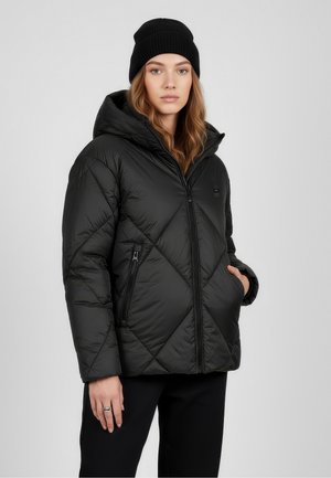 Sort puffjakke med quiltet design, hætte og lynlåslommer. Lavet af glat materiale med en afslappet pasform, bæres med en sort hue.