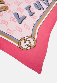 Foulard in seta con sfondo rosa e loghi a motivo, testo blu scuro e bordatura con accenti dorati. Dettaglio circolare di hardware notevole.