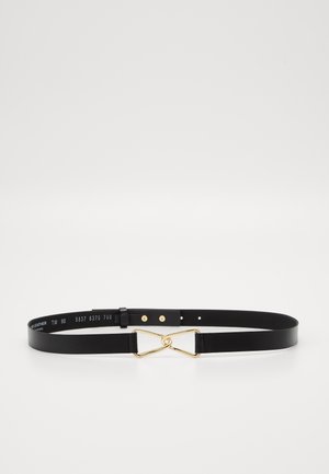 Ceinture noire en cuir avec une boucle géométrique dorée entrelacée et des trous ajustables sur fond blanc.