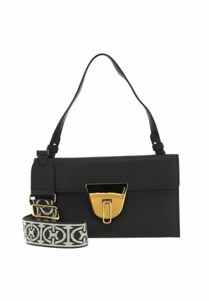 Sac à bandoulière en cuir noir avec une large sangle en tissu imprimé et un grand fermoir doré sur le rabat avant.