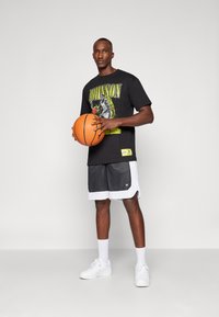 Mitchell & Ness POP PLAYER TEE VINTAGE LOGO - Klubové oblečení - black