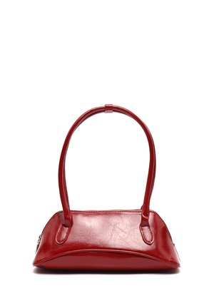 Kleine glanzende rode leren handtas met twee afgeronde handvatten en een ritssluiting op een witte achtergrond.