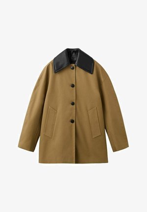 Palton Tan cu mâneci lungi, nasturi, guler mare negru și două buzunare frontale, prezentat pe un fundal alb.