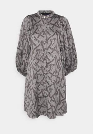 Rochie gri cu un model țesut, guler și deschidere cu butoane în față, cu mâneci tip balon. Are un design mozaic cu forme geometrice variate.