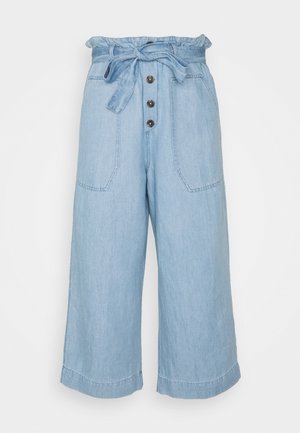 Hellblaue Chambray-Culottes mit einem gerafften Taillenbund, einem Bindegürtel, fünf Knöpfen und zwei Vorder taschen mit weiter Beinführung.