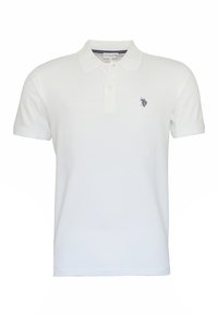 Camiseta polo blanca de algodón, con cuello, mangas cortas y un pequeño logo azul marino en el lado izquierdo del pecho. Textura suave.