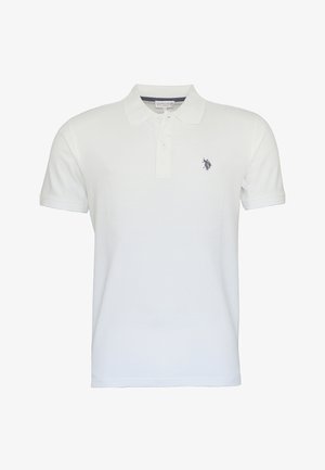 Valkoinen puuvillapohjainen polo-paita, jossa on kauluspää, lyhyet hihat ja pieni laivastonsininen logo vasemmassa rinnassa. Sileä pinta.