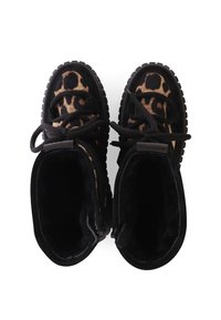 Schwarze Stiefeletten mit Leopardenmuster, ausgestattet mit einer weichen Textur, Schnürdesign und Gummisohlen mit einem strukturierten Grip.