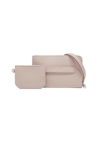 Hellrosa Leder-Crossbody-Tasche mit abnehmbarem Kartenetui. Texturierte Oberfläche, Reißverschluss und Logo-Akzent auf beiden Teilen.