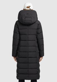 Lang sort puffermantel med quiltet design, stor hætte og en let tætsiddende pasform. Teksturmateriale med en glat finish.