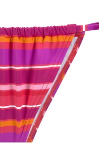Barvni bikini spodnji del z vodoravnimi črtami v roza, oranžni in beli barvi. Elastičen pas z nabranjem in gladko strukturo.