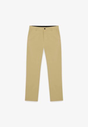 Beige slim-fit broek met steekzakken, broekriemlussen en een knoopsluiting aan de voorkant tegen een witte achtergrond.