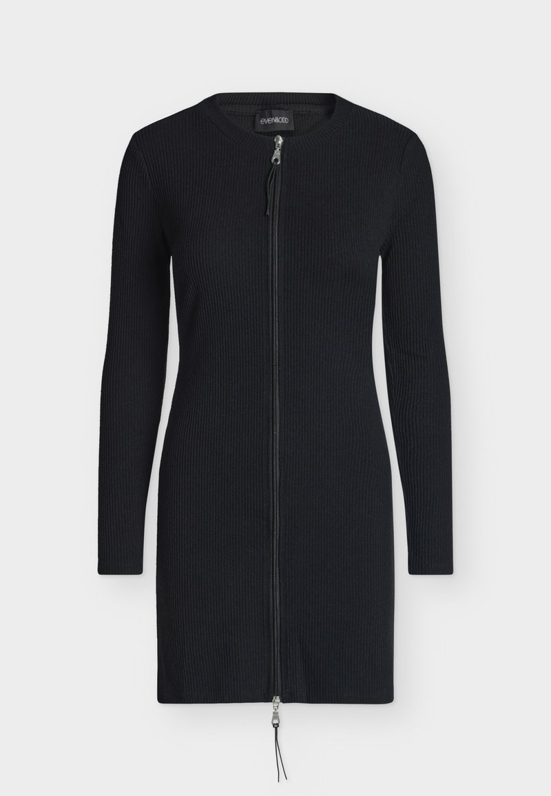 Robe longue noire en maille côtelée avec manches longues et fermeture éclair deux sens à l'avant.