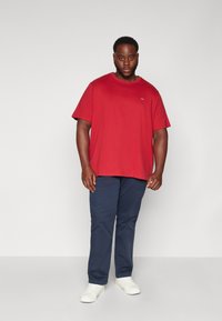 Levi's® Plus Nyomott mintás póló - rhythmic red