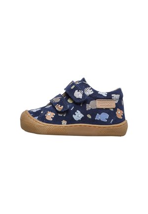 Scarpe da ginnastica in tela blu con motivi animali, dotate di due cinturini in velcro e suola in gomma beige. Presentano una suola testurizzata per una migliore aderenza.