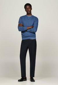Tommy Hilfiger ESSENTIAL CREWNECK - Felpa - aegean