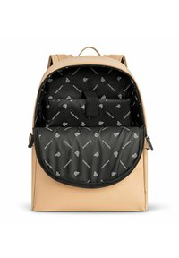 Beige rugzak met een gebogen bovenkant en ritsluiting. Het interieur heeft een zwarte voering met een herhalend wit logo-patroon en een gewatteerd compartiment.