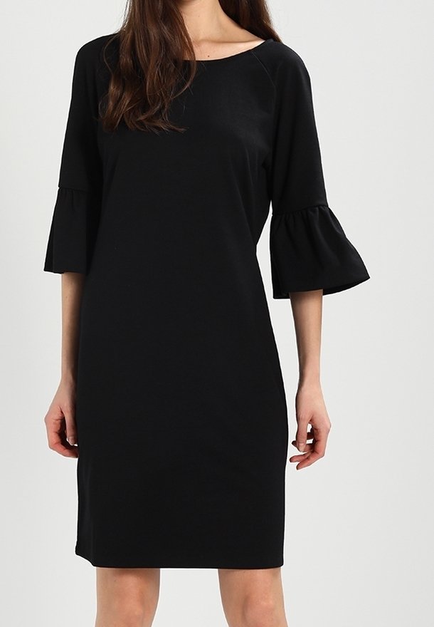 Svart klänning i knälängd med avslappnad passform, båthals och trekvartslånga utsvängda ärmar. Tillverkad av mjukt, slätt tyg.