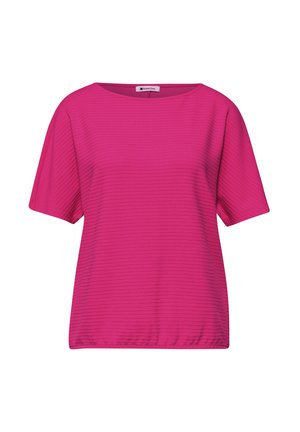 Blouse rose vif à manches courtes avec des lignes horizontales texturées, col rond et coupe ample et décontractée.