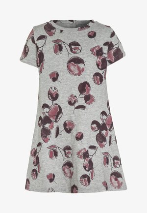 Vestido gris de manga corta con un patrón floral disperso en tonos púrpura oscuro y rosa, escote redondo y silueta en línea A.