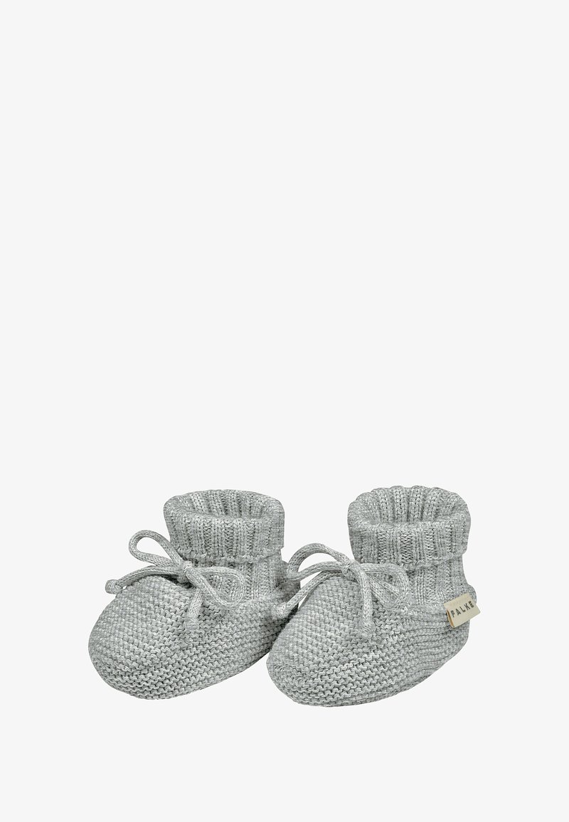 Scarpine per neonati grigie lavorate a maglia con un risvolto a coste, lacci annodati e un piccolo etichetta sul lato. Tessuto morbido, forma della punta arrotondata, design informale.