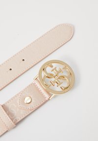 Cintura sintetica rosa a motivo con fibbia in metallo dorato che presenta lettere intrecciate "G" e "H". Regolabile con diversi fori.