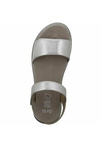 Sandalo in pelle argentata con due larghe cinghie e una soletta imbottita. Presenta una punta rotonda e una superficie liscia e opaca.