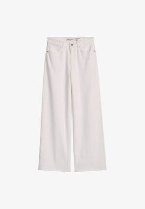 Białe jeansy z szerokimi nogawkami, z guzikiem z przodu i kieszeniami, marka Marc O’Polo, model Astrid, szeroki krój, prezentowane na jednolitym tle.