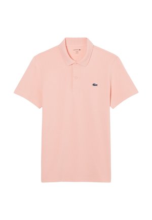 Polo de color rosa claro hecho de algodón, con cuello clásico, mangas cortas y un logo azul marino en el pecho izquierdo.
