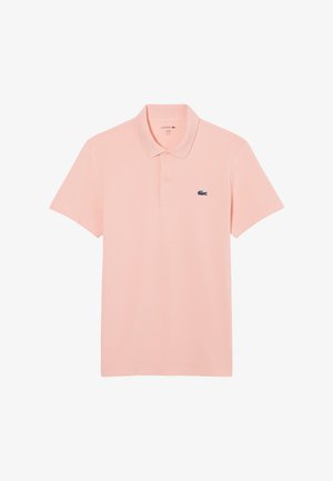 Polo de color rosa claro hecho de algodón, con cuello clásico, mangas cortas y un logo azul marino en el pecho izquierdo.