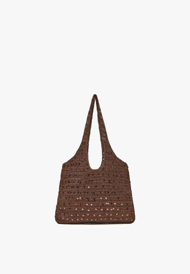 Sac cabas marron crocheté avec base plate et anses à hauteur d'épaule, orné de sequins dispersés sur la moitié inférieure.