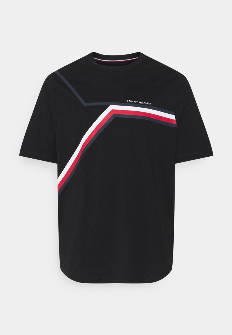 Sort bomulds T-shirt med korte ærmer, der har et geometrisk design i hvid, rød og blå. "TOMMY HILFIGER" logoet trykt over grafikken.