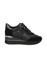 Sneaker nera con una combinazione di pelle liscia e camoscio. Presenta un tacco a zeppa, dettagli testurizzati e una cerniera laterale per una facile calzata.