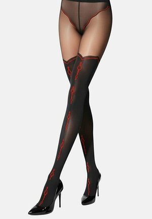 Benen met doorschijnende zwarte kousen tot aan de dijen met rode verticale ontwerpen en zwarte hoge hakken, tegen een effen lichte achtergrond.