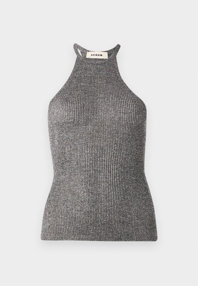 Szary top na halter ze żebrowanej tkaniny, z dopasowanym krojem i wysokim dekoltem z otwartymi bokami. Widoczna metka marki na szyi.