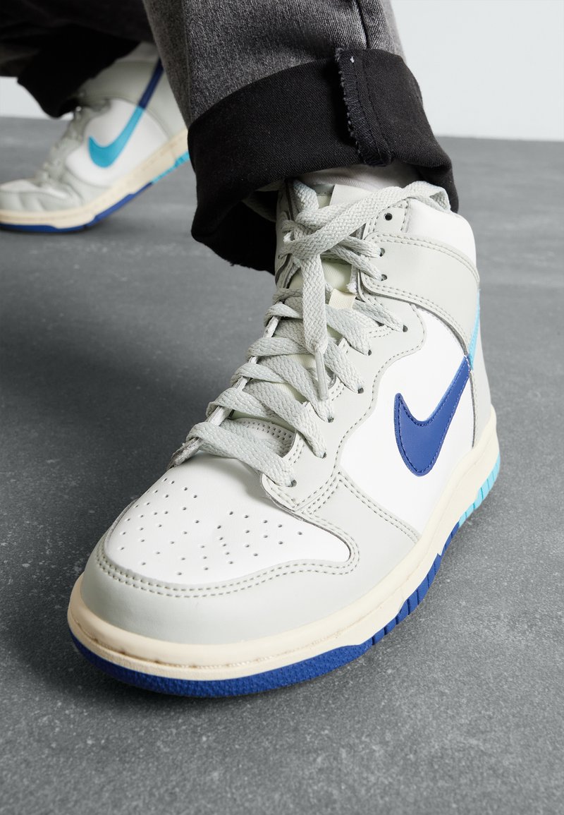 Nike Sportswear - NIKE DUNK HIGH SE (GS) - Sneakers hoog - summit white/baltic blue/deep royal blue/light silver, Vergroten