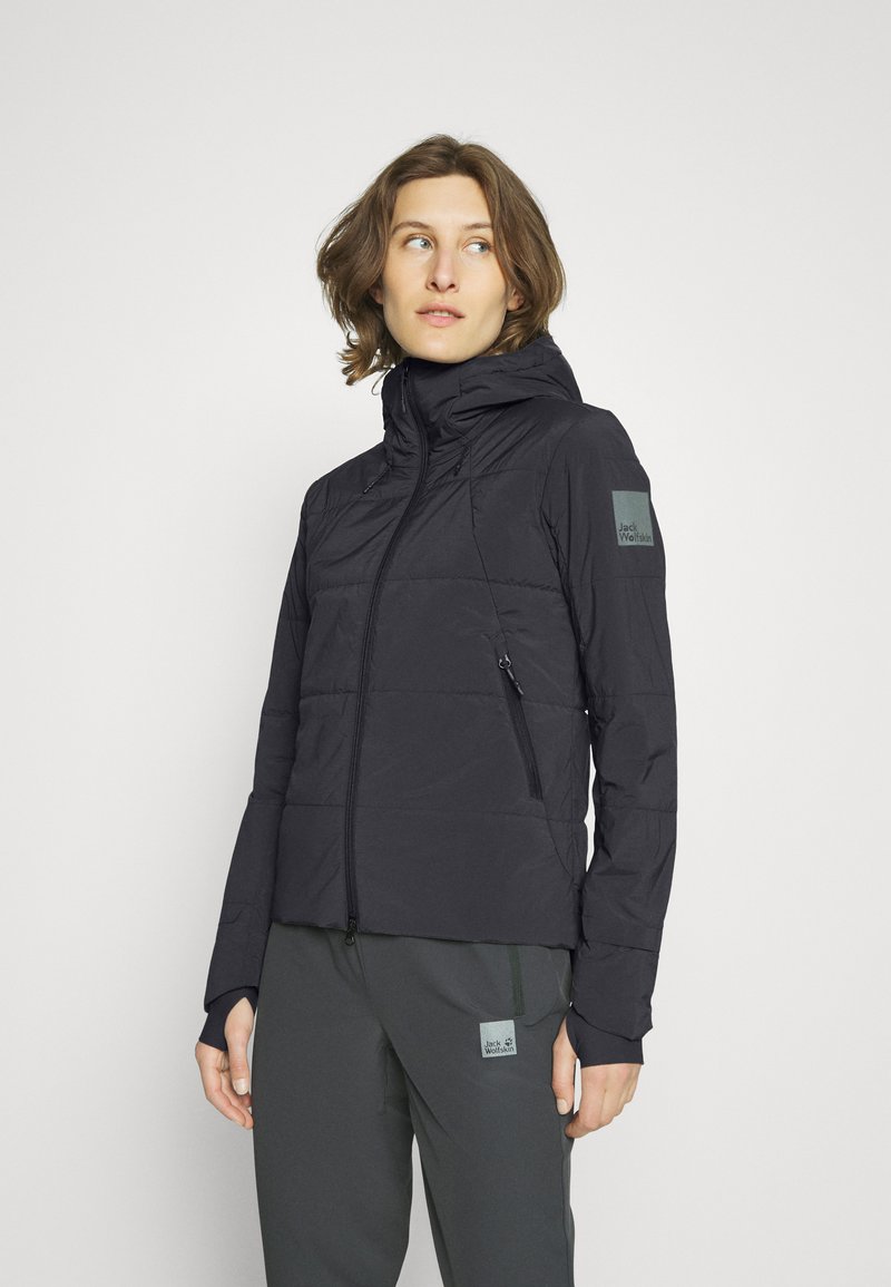 Schwarze isolierte Jacke mit Kapuze, verfügt über einen Reißverschluss, seitliche Taschen und ein Logo-Patch auf dem Ärmel. Glatte Textur und taillierte Passform.