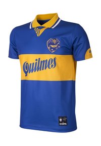Blauw en gele voetbalshirt met kraag, voorzien van het "Quilmes" logo en het nummer "10." Inclusief een grafisch embleem en COPA branding.