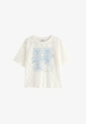 Hvid blonder kortærmet skjorte med lyseblå "Hello Kitty" tekst, stort bogstav H og Hello Kitty ansigtsgrafik foran.