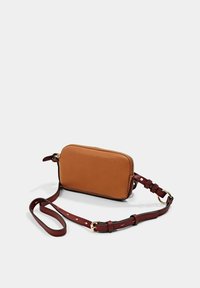 Borsa a tracolla in pelle tan con superficie testurizzata, zip dorata e tracolla regolabile bordeaux. Forma rettangolare compatta con design minimale.